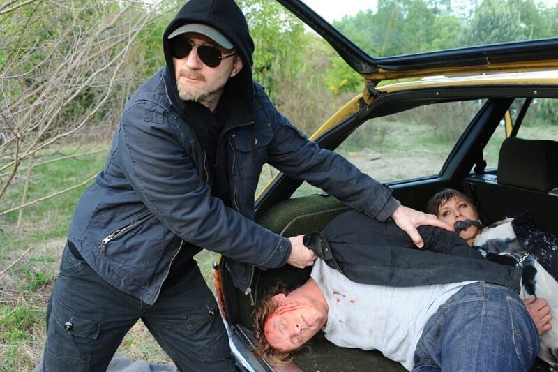 Das Martyrium nimmt kein Ende: Strecker (Alexander Hauff, l.) bringt Tom (Patrick Kalupa, M.) und Paule (Wanda Worch, r.) in ein anderes Versteck … – Bild: SAT.1 /​ Oliver Ziebe