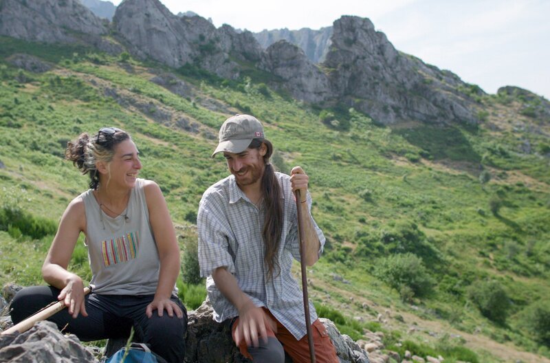 Die Schafhirten Susanna und Ignacio bei der Transhumanz. Die nomadische Weideform hat im Norden Spaniens Tradition und soll Waldbrände verhindern, die durch Hitze und Dürre ausgelöst werden. – Bild: Hanfgarn &Ufer/​Martin Hanslmayr