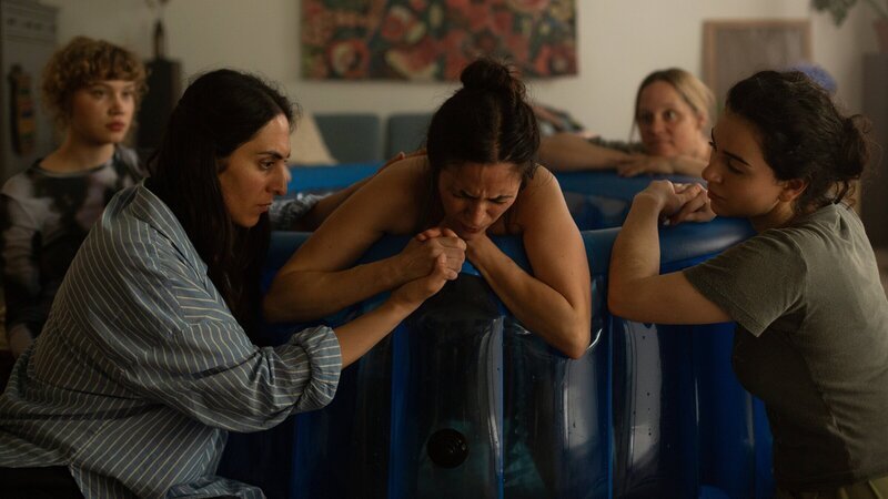 Alice (Pinar Erincin, M.) ist kurz davor, ihr Baby zur Welt zu bringen. Dass es eine Hausgeburt werden würde, war für sie von Anfang an klar. Unterstützt wird sie von ihrer Schwester Malia (Lodi Doumit, 2.v.l.) und den Hebammen Nalan (Mariam Hage, r.), Christiane (Christiane Hammerl, 2.v.r.) und Greta (Lydia Lehmann, l.). – Bild: ZDF und Richard Kranzin