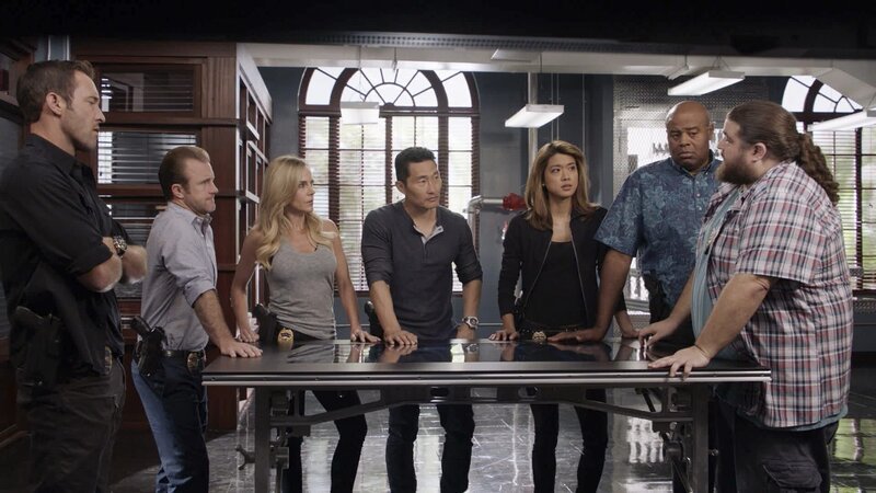 Steve (Alex O’Loughlin), Danny (Scott Caan), Abby (Julie Benz), Chin (Daniel Dae Kim), Kono (Grace Park), Grover (Chi McBride) und Jerry (Jorge Garcia) – Bild: CBS Broadcasting, Inc.