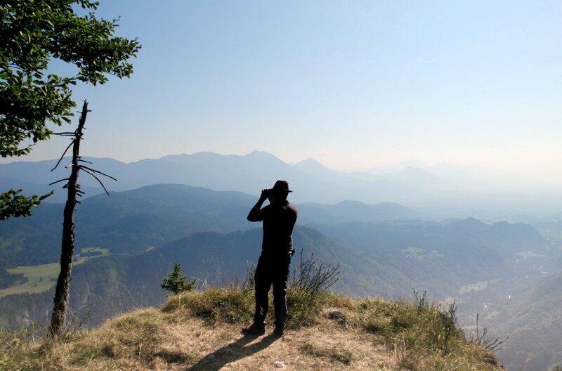 Die Förster wachen über den Nationalpark Triglav. Heißeres Wetter, stärkere Regenfälle und das Schmelzen des Permafrosts in den Felswänden – ausgelöst durch den Klimawandel – gefährden zunehmend die Sicherheit in den Julischen Alpen. – Bild: Hanfgarn & Ufer/​Martin Hanslmayr