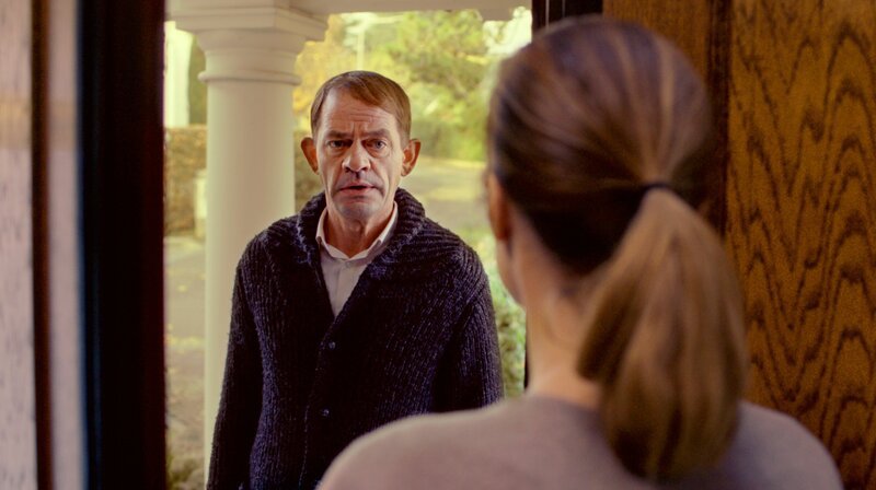 Ulrich Schneider (Henning Peker) und Gretchen Fisher (Tessa Mittelstaedt). – Bild: HR