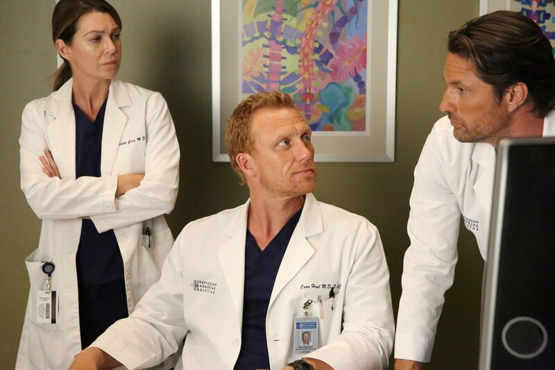 Alex versucht, das Richtige zu tun, was sich aber schwierig gestaltet, während sich Owen (Kevin McKidd, M.), Meredith (Ellen Pompeo, l.) und Nathan (Martin Henderson, r.) um Polly kümmern, die nach einem missglückten Fallschirmsprung ins Krankenhaus eingeliefert wurde … – Bild: American Broadcasting Companies, Inc. All rights reserved. /​ Mitch Haaseth Lizenzbild frei
