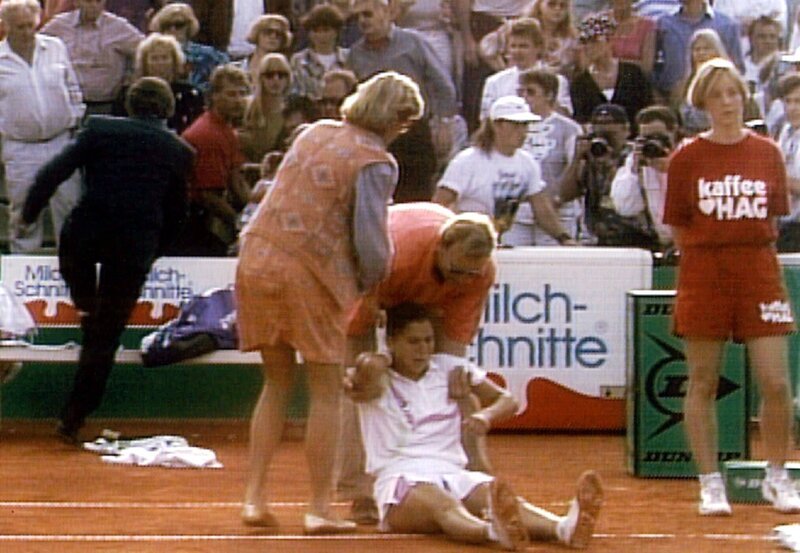 Mitten im Spiel und vor den Augen der Öffentlichkeit wird Tennisstar Monica Seles am 30. April 1993 in Hamburg von einem Attentäter niedergestochen. – Bild: ard und ZDF