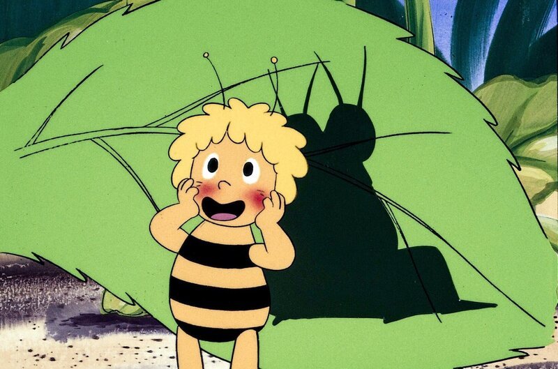 Maja sieht zu, wie immer mehr Zikaden kommen. – Bild: ORF/​ZDF/​Apollo-Film