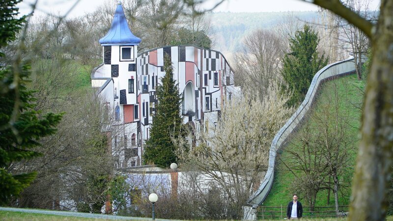 Richard Deutinger im Rogner Bad Blumau. – Bild: ServusTV /​ Degn Film /​ Barbara Meikl