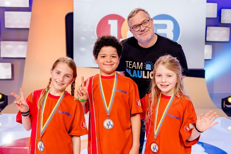 Das rote Rateteam aus Fontainebleau/​Frankreich konnte viele spannende Erfahrungen bei „1, 2 oder 3“ sammeln. – Bild: Nadine Rupp /​ ZDF