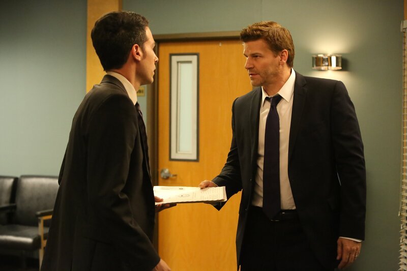 Aubrey (John Boyd, l.) und Booth (David Boreanaz) – Bild: ATV2