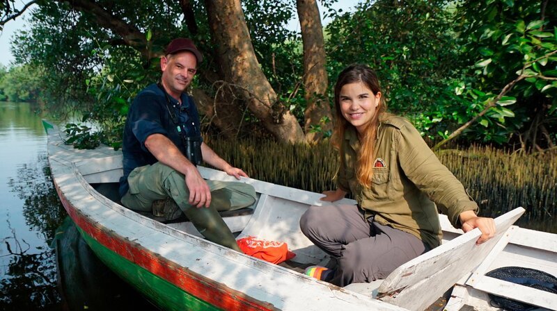 Anna und Naturforscher André erkunden die Geheimnisse der Mangrovenbäume. Über ihre Luftwurzeln holen sich die Pflanzen den nötigen Sauerstoff. – Bild: BR/​Text und Bild Medienproduktion