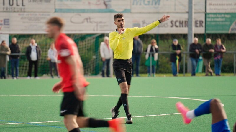 Schiedsrichter und Schiedsrichterinnen in den untersten Ligen sind oftmals vielen Aggressionen und Anfeindungen ausgesetzt – was bedeutet es, in diesen Ligen auf sich allein gestellt zu pfeifen und was macht den Reitz an diesem Job aus? – Bild: SRF/​HR