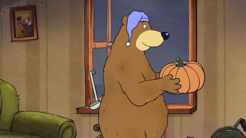 Dr. Brumm freut sich vor dem Schlafengehen über seinen großen Kürbis. – Bild: rbb/​WunderWerk/​TRIKK 17