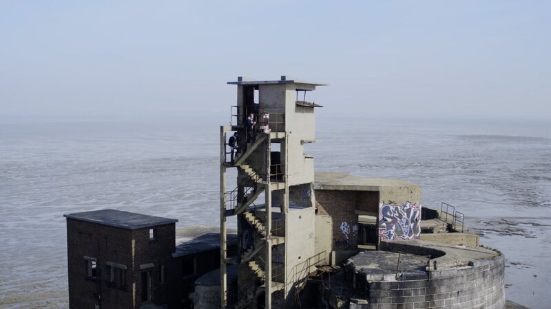 Dieses Bild zeigt die Grain Tower Battery, einen vor der Küste gelegenen Geschützturm aus der Mitte des 19. Jahrhunderts, der an der Mündung des Flusses Medway in Kent, England, steht. – Bild: CuriosityStream-Inc