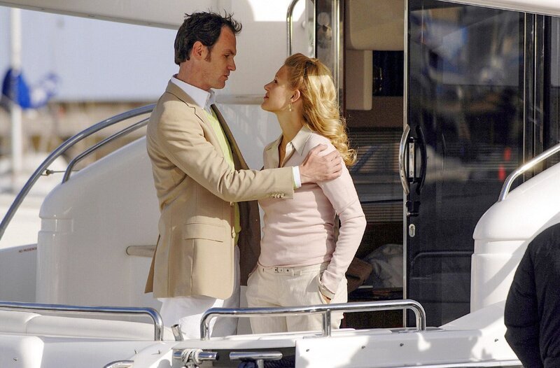 Brian (Anian Zollner) versucht Sandra (Eva-Maria Grein) zu einem gemeinsamen Abendessen zu überreden. – Bild: ORF/​ZDF/​Jon Ailes