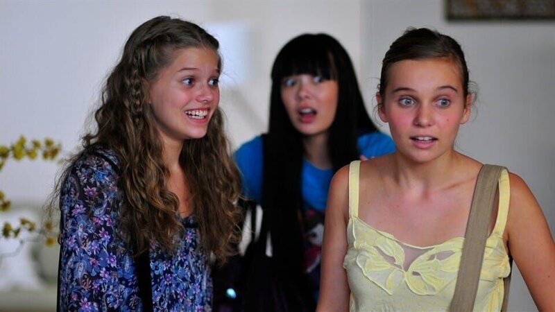 ARD/​NDR EMMAS CHATROOM, FOLGE 8, „Kleiner Bruder, großes Problem“. Erschrocken merken die Mädchen, dass Allys kleiner Bruder dabei ist, ihr Chatroom Geheimnis aufzudecken. v.l.: Emma (Sophie Karbjinski), Jackie (Charlotte Nicdao), Ally (Marny Kennedy) – Bild: NDR/​Southern Star