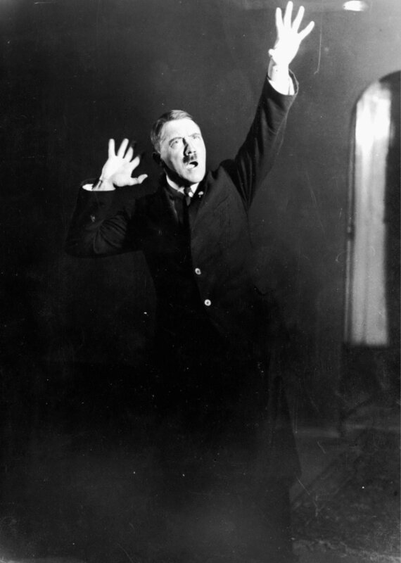 Ein stechender Blick, theatralische Posen: Bilder aus dem Jahr 1925 zeigen, wie Adolf Hitler schon sehr früh seine Auftritte probte. – Bild: RTL