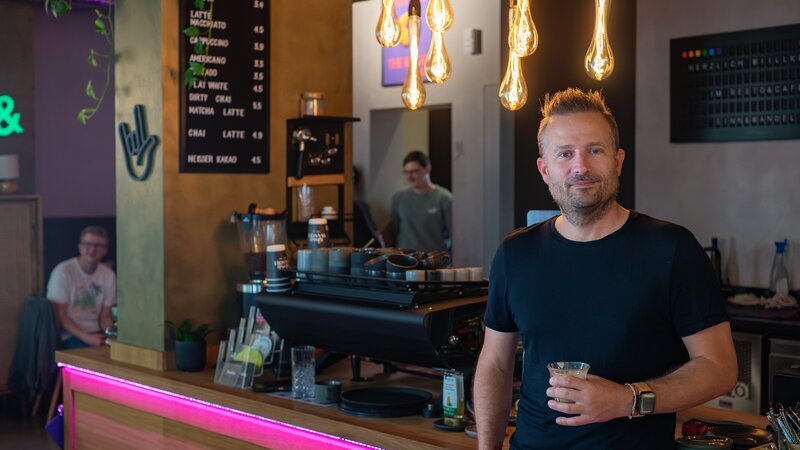 Sascha Nuhn ist Cafébesitzer, Visionär und Brückenbauer zwischen zwei Welten – der der Hörenden und der Gehörlosen. – Bild: ZDF/​Tonio Lausberg