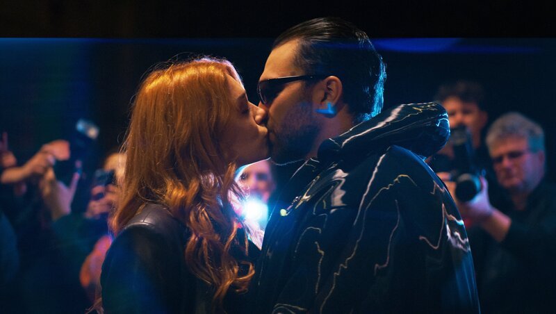 Traum oder Realität? Ivys (Palina Rojinski, l.) Wiedersehen mit Nico (David Vormweg, r.) lässt die Gefühle überkochen. – Bild: ZDF und Anne Bolick