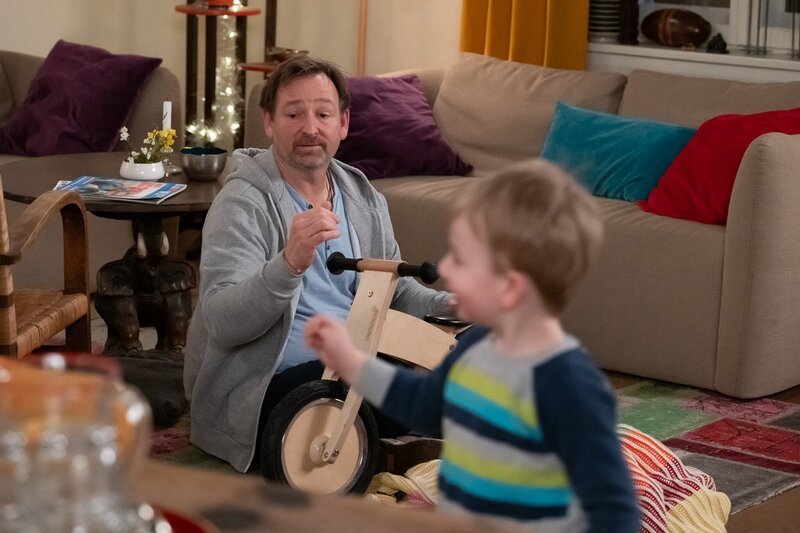 Gregor (Holger Matthias Wilhelm, links) versucht Lenz für das Laufrad zu begeistern. – Bild: Ewa Wiese/​BR