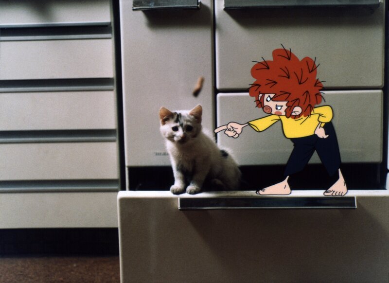 Pumuckl und das Kätzchen. – Bild: BR/​Infafilm/​Original-Entwurf „Pumuckl“-Figur: Barbara von Johnson