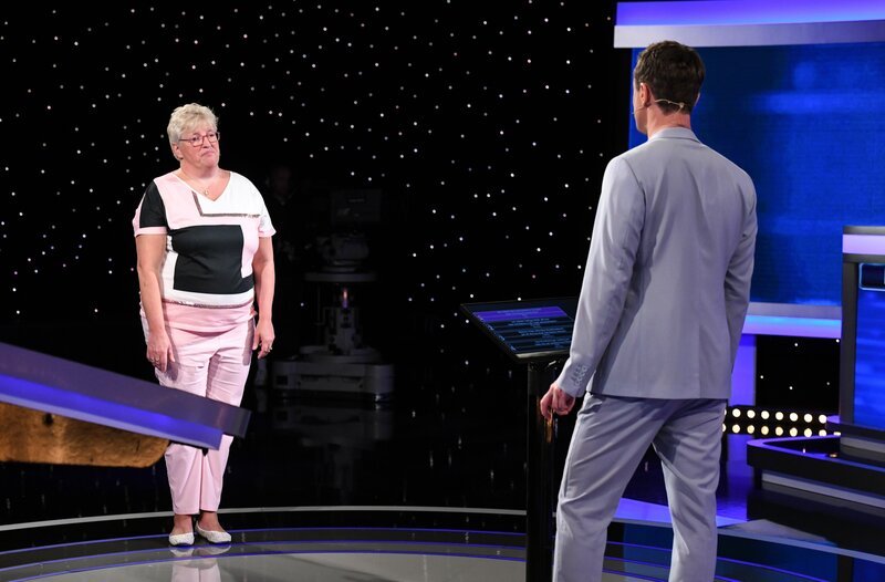Moderator Alexander Bommes mit der Kandidatin Katrin Dorneburg. – Bild: ARD/​Uwe Ernst