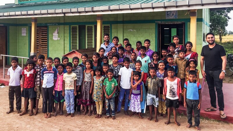 Meine fremde Heimat – Spezial: Sri Lanka Heimat auf dem Teller Yathu Vakeesan und Jee Gnanasegaram besuchten auf ihrer Reise eine Schule. – Bild: SRF