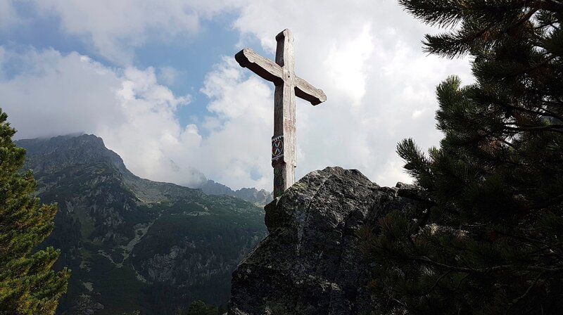 Kreuz auf dem symbolischen Friedhof Hohe Tatra – Bild: MDR/​Guenther-bigalke.tv