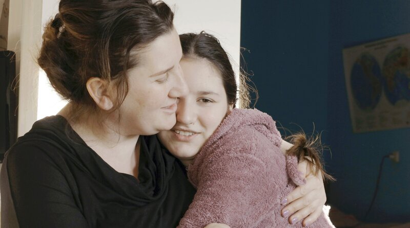 Zhana verspricht ihrer Tochter, immer für sie da zu sein. – Bild: MDR/​1991 Productions