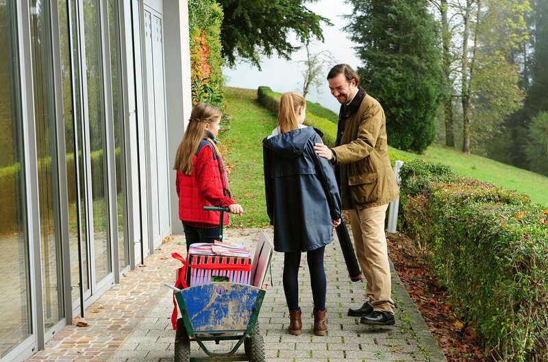 Lucy (Paulina Schnurrer) und Paulina (Tabea Hug) treffen Bürgermeister Grieshaber (Michael Sideris). – Bild: SWR/​Maria Wiesler