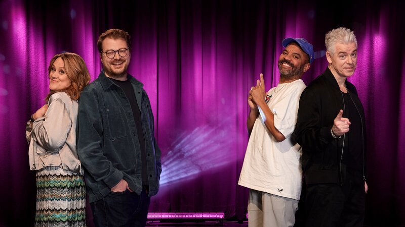 Key Visual/​Cover Sendereihenbild ohne Typo zu „Comedy auf Bestellung“ Staffel 1. Bei „Comedy auf Bestellung“ besuchen Comedians außergewöhnliche Vereine und verarbeiten ihre Erlebnisse in einem Stand-up, den sie dem jeweiligen Verein präsentieren. Von links: Lisa Feller, Maxi Gstettenbauer, Simon Pearce und Michael Mittermeier. – Bild: Martina Bogdahn /​ BR