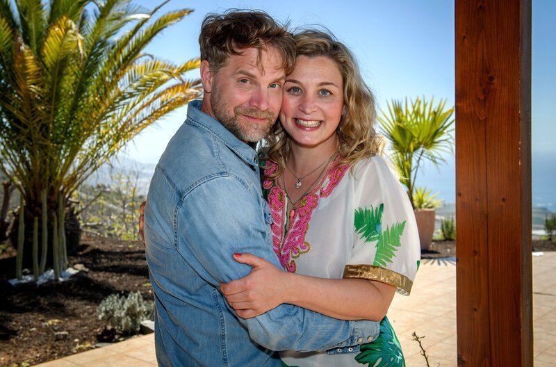 Gemeinsamer Urlaub auf Teneriffa: Tinka (Anna König) und ihr Traummann Jürgen (Janek Rieke). – Bild: ARD Degeto/​Christof Arnold