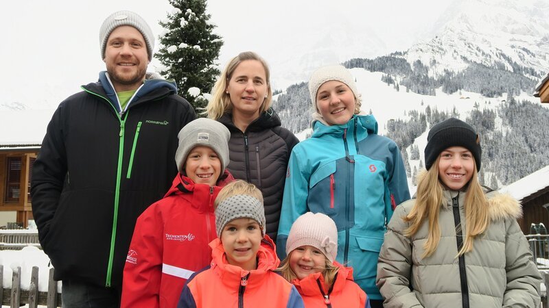 Familie Müller: Paul Müller, Rebekka Müller, Celine Müller (15), Michelle Müller (12), Clemens Müller (10), Joana Müller (5), Jeremias Müller (5) – Bild: SRF