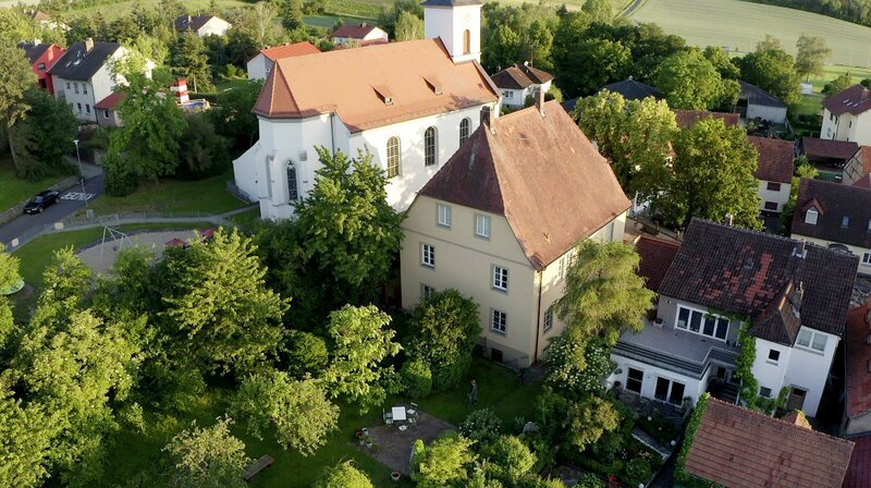 Das Pfarrhaus in Kitzingen-Hoheim ist die Heimat für eine Kolonie Grauer Langohren, eine Langohrfledermaus-Art. – Bild: BR/​Alexander Tower