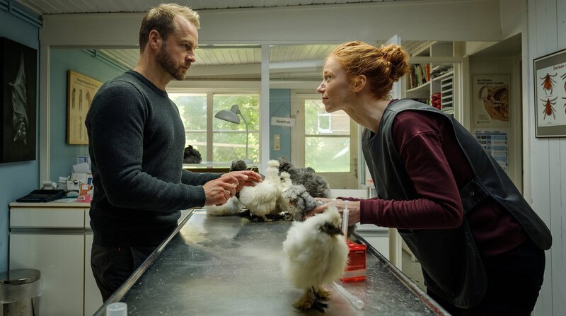 Tierarzt Hauke (Hinnerk Schönemann) unterstützt Bald-Tierärztin Jule (Marleen Lohse). – Bild: ARD Degeto/​BR/​NDR/​Gordon Timpen