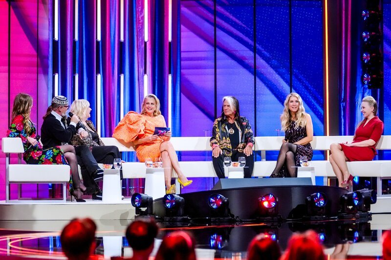 v.li.: Zoë Straub, Thomas Forstner, Elisabeth Engstler, Barbara Schöneberger, Waterloo, Simone, Nina Proll. – Bild: ORF/​Roman Zach-Kiesling