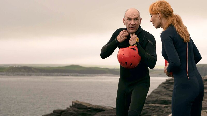 Connie (Andrea Sawatzki) und Max (Götz Schubert) lernen in Irland viel mehr als nur Englisch. – Bild: ARD Degeto/​Martin Maguire