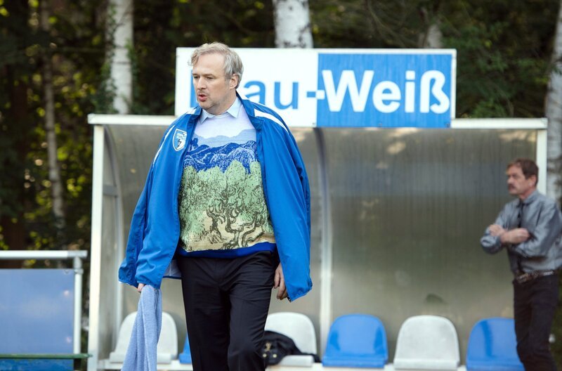 Stephan (Stephan Grossmann) verfolgt das Spielgeschehen – Bild: MDR/​Cine Impuls/​Anika Dollmeyer