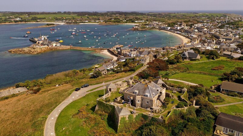 Auf der Hauptinsel St. Marys liegt das historische Star Castle (Vordergrund) und der Hafen. – Bild: NDR/Jörg Teiwes Auf der Hauptinsel St. Marys liegt das historische Star Castle (Vordergrund) und der Hafen. – Bild: NDR/Jörg Teiwes