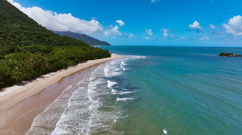Der tropische Nordosten des australischen Bundestaates Queensland ist bekannt für seine Artenvielfalt. Das Great Barrier Reef erstreckt sich über 2300 Kilometer parallel zu dieser Küste. – Bild: ZDF und NDR/​Florian Melzer