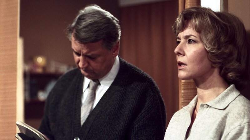 Heitere und ernste Alltagsgeschichten der Bewohner eines typischen DDR-Mietshauses. Familiäre Ereignisse, berufliche Konflikte und Erziehungsprobleme markieren die unterschiedlichen Haltungen und Lebensvorstellungen. Hochkarätig besetzt mit Erwin Geschonneck, Horst Drinda, Annekathrin Bürger, Peter Reusse, Barbara Dittus und Walfriede Schmitt u.a. – Wolfgang Arnold (Horst Drinda) und Helga Arnold (Annekathrin Bürger). – Bild: rbb/​DRA/​Max Teschner