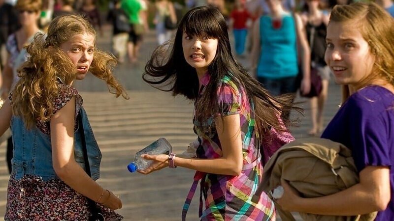 ARD/​NDR EMMAS CHATROOM, FOLGE 20, „Netzausfall“. Die Mädchen sind alarmiert, als Jackies Nachbarn aus Singapur ihnen in Sydney begegnen. v.l.: Emma (Sophie Karbjinski), Jackie (Charlotte Nicdao), Ally (Marny Kennedy) – Bild: NDR/​Southern Star