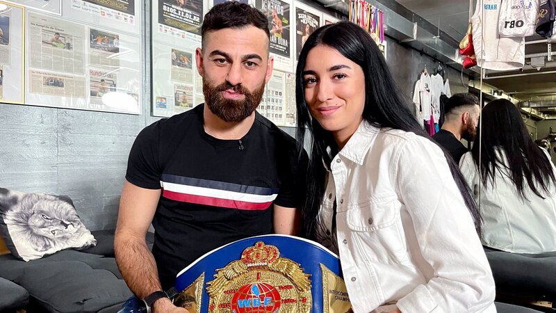Meine fremde Heimat – Spezial: Armenien Ein Profi-Boxer auf dem Weg nach oben Ando Hakob und Giada Succurro und der WBF-Championship-Gürtel 2022 – Bild: SRF