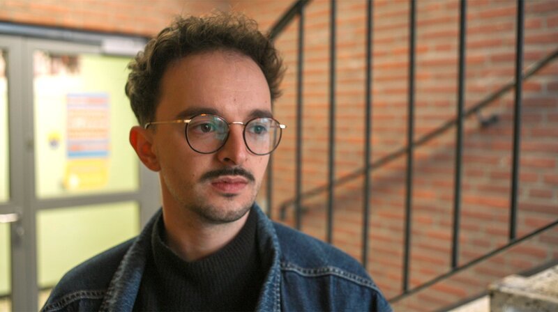 NDR-Autor Manuel Biallas kennt Deutschland von beiden Seiten und will wissen: Wie steht es um den sozialen Aufstieg heute? – Bild: NDR /​ NDR Presse und Information