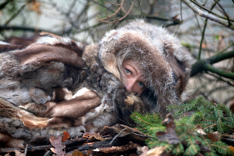 Allerleirauh (Henriette Confurius) sieht die Jäger. – Bild: NDR/​Marion von der Mehden
