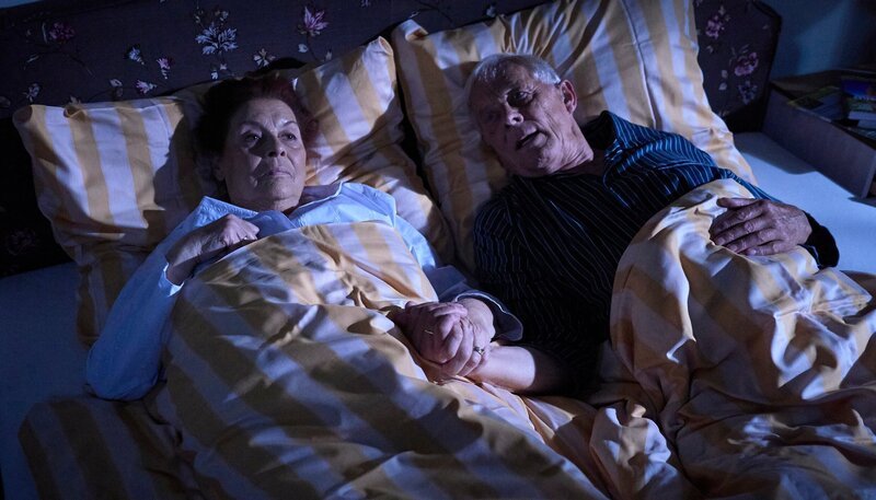Auch Charlotte (Ursula Karusseit) und Otto (Rolf Becker) finden in dieser Nacht nicht in den Schlaf. – Bild: MDR/​Saxonia Media/​Wernicke