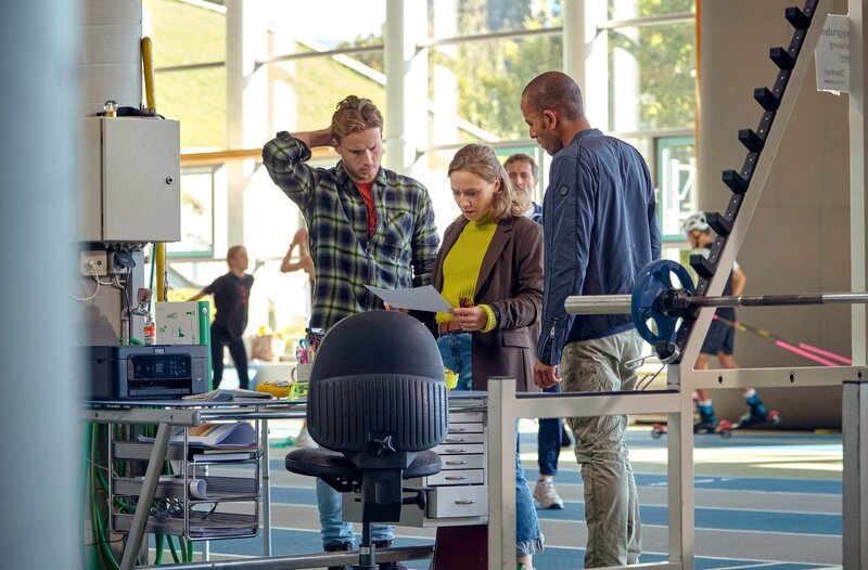 Die Kommissare Jerry Paulsen und Sophia Strasser untersuchen das Trainingszentrum und befragen die Trainer Christoph Schaub und Florian Hüttl. – Bild: ARD/​Savoy Film Productions