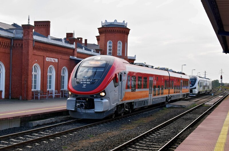 Ein Dieseltriebwagen des Typs Link aus der Eisenbahnfabrik Pesa in Bromberg – Bild: SWR /​ ZDF und SWR