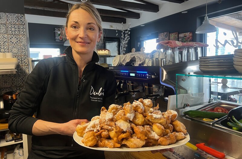 Gastronomin Dubravka „Dubi“ Granic mit Fritule (kroatische Vanillekrapfen). – Bild: HR/​Tanja Höschele