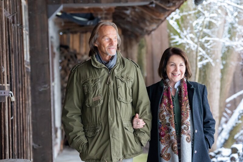 In Sascha (Eisi Gulp) beginnt es zu arbeiten, als Rosi (Brigitte Walbrun) ihn an seiner Eitelkeit packt. – Bild: BR/​Ewa Wiese