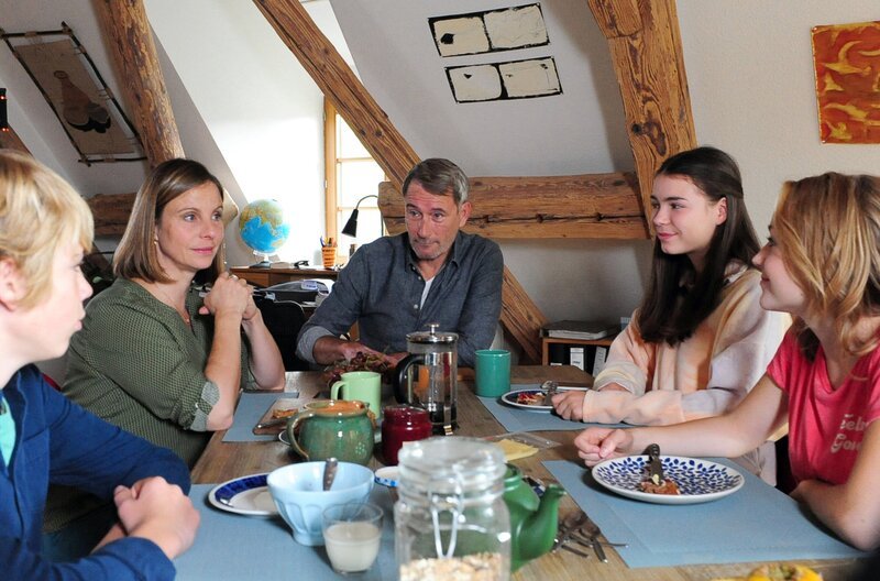 V.li.: Tim (Noah Boehm), Helena (Julia Jäger), Philip (Heikko Deutschmann), Leo (Phillis Lara Lau) und Nelly (Jule-Marlen Schuck) – Bild: SWR/​Maria Wiesler