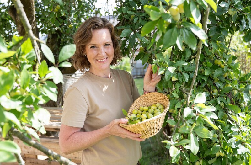 Weiter geht es nach Bünde, in die Nähe von Bielefeld. Hier lebt Start-up-Gründerin und Landwirtin Victoria Görlich mit ihrem Mann Marek und den Kindern. – Bild: WDR/​Melanie Grande